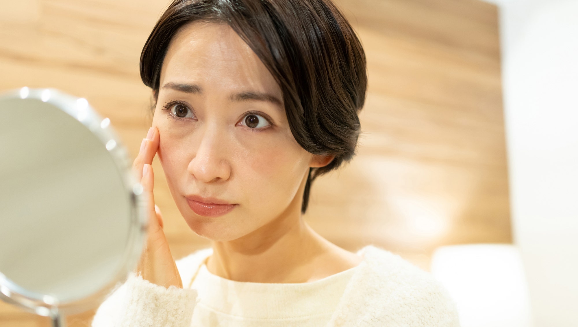 目元のエイジングケアはどうする？目元の悩みや原因、ケア方法を解説