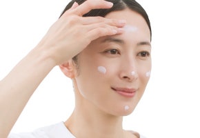 両頬など顔の5ヶ所につけます